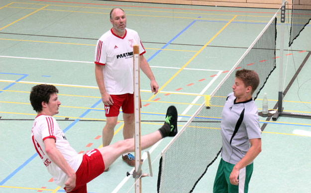 Florian Krick (links) und Karsten-Thilo Raab (Mitte) - hier gegen den Wuppertaler Christopher Berges - erkämpften Rang 6. (Foto David Zentarra)